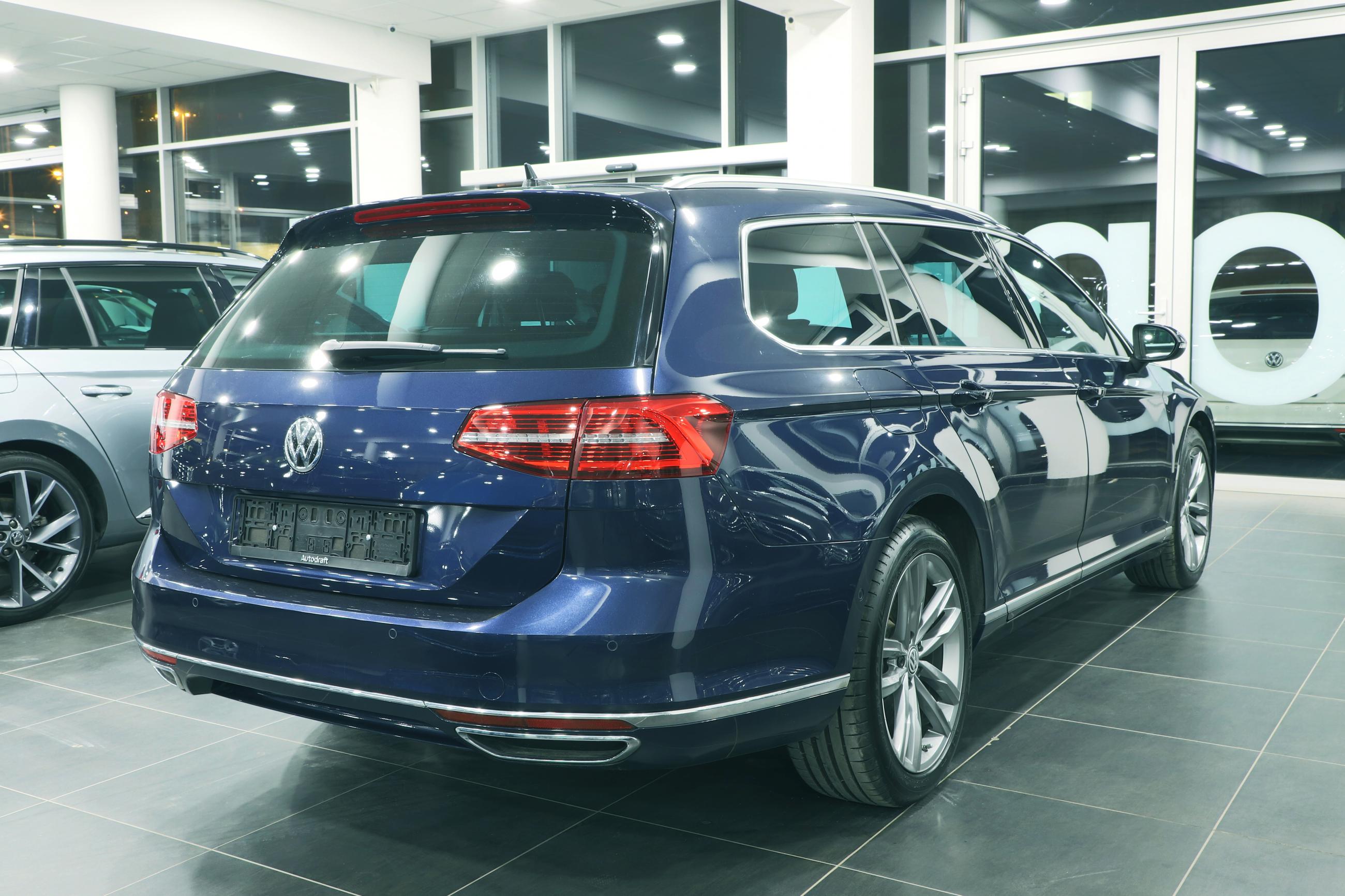 Volkswagen Passat B8 Variant Highline 2.0 TDI 140kW R-Line / Active ...