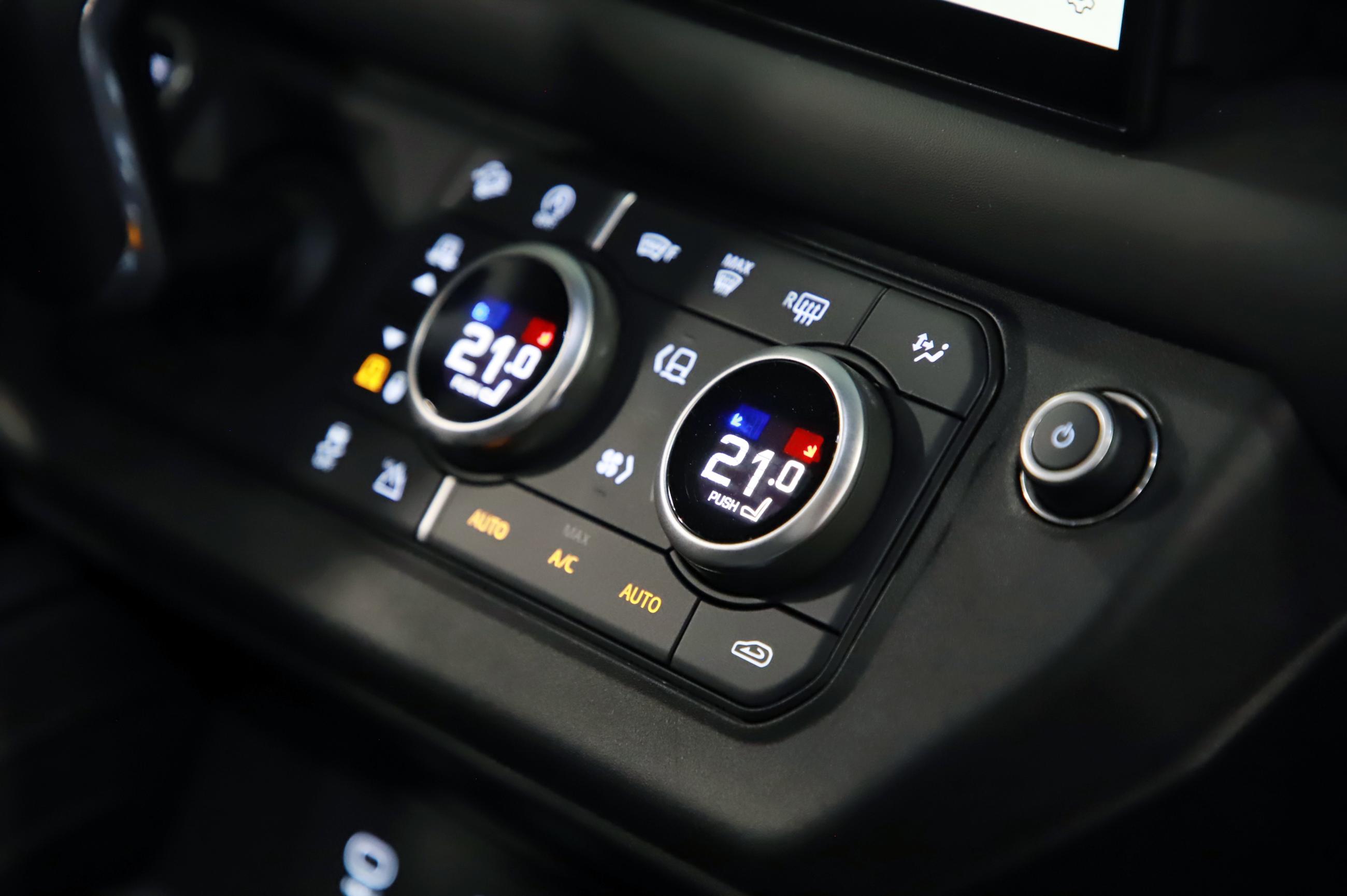 P90 Land Rover Land Rover Defender P90 5.0 4x4 V8 525k / Carpathian Grey / Black ext ...