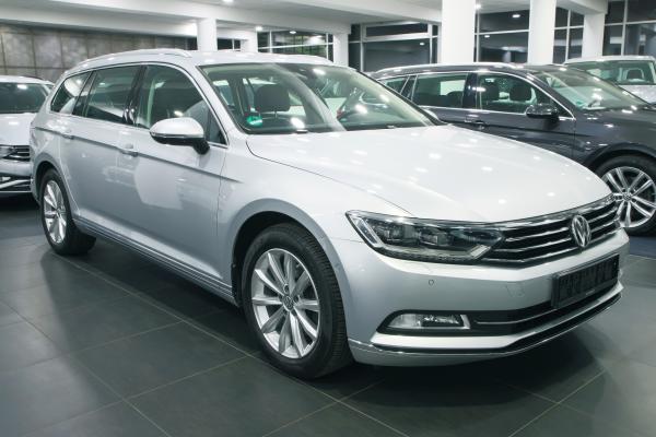 Volkswagen Passat B8 Variant Highline 2.0 TDI 140kW DSG / Active info Display / ALU 17''