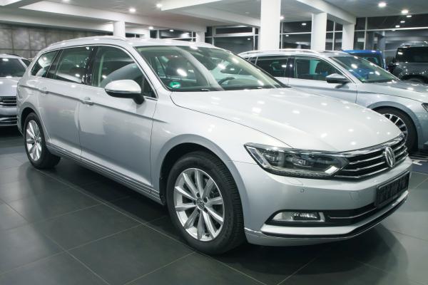 Volkswagen Passat B8 Variant Highline 2.0 TDI 110kW DSG / ALU 17''
