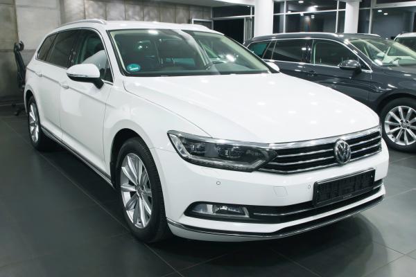 Volkswagen Passat B8 Variant Highline 2.0 TDI 110kW DSG / Active info Display / ALU 17"