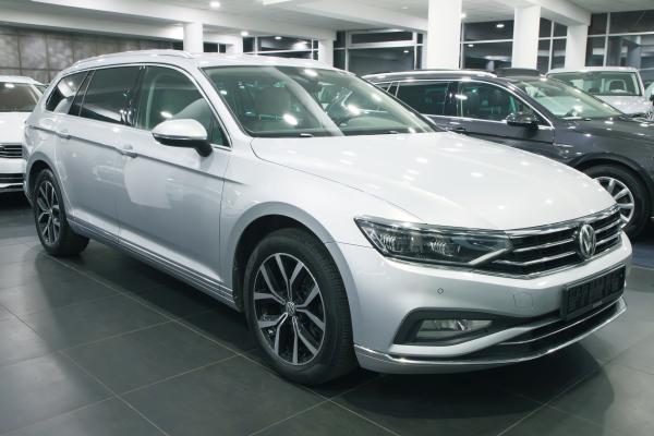 Volkswagen Passat B8 Variant Elegance 2.0 TDI 140kW DSG / Facelift 2020 / Matrix Led / ALU 17''