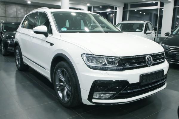 Volkswagen Tiguan Highline 2.0 TDI 110kW DSG R-Line / Active info Display / ALU 19''+ ALU 17''