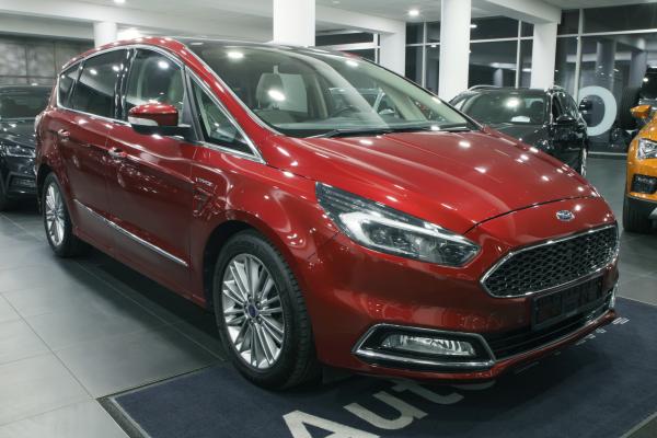 Ford S-Max 2.0 TDCi 132kW Aut. / Vignale / 7-míst / Webasto / ALU 18'' + ALU 17"