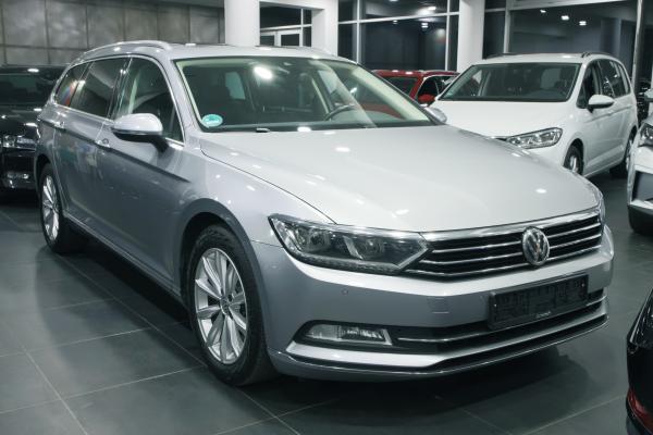 Volkswagen Passat B8 Variant Highline 2.0 TDI 110kW DSG / Active info Display / ALU 17''