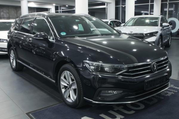 Volkswagen Passat B8 Variant Elegance 2.0 TDI 110kW DSG / Facelift 2020 / Virtual cockpit / Matrix Led / ALU 17''