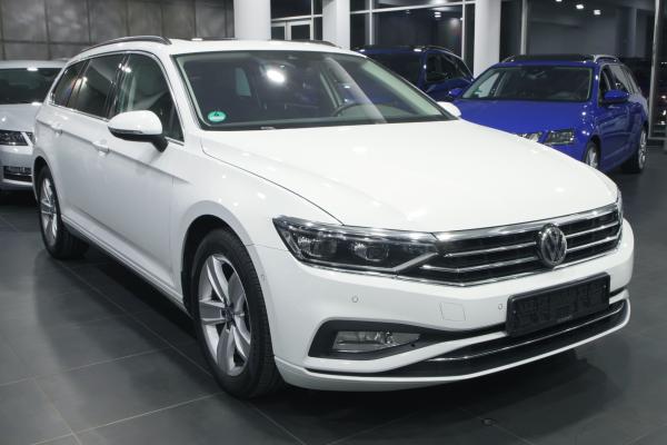 Volkswagen Passat B8 Variant Elegance 2.0 TDI 140kW DSG / Facelift 2020 / Webasto / Virtual Cockpit / Matrix Led / ALU 17''+ ALU 16''