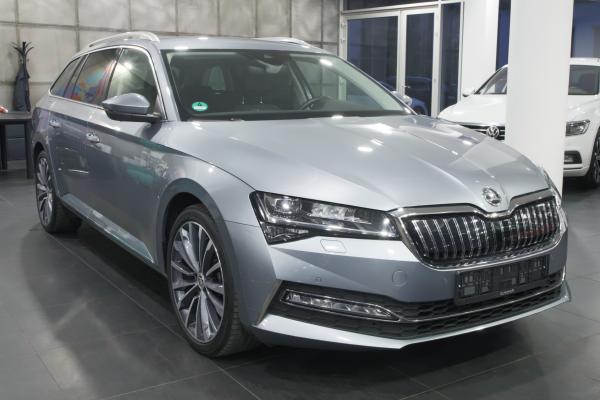 Škoda Superb 3 Combi iV 1.4 TSI 115kW DSG Laurin & Klement / Facelift 2020 / Webasto / Virtual cockpit / Matrix Led / ALU 19''+ ALU 17''