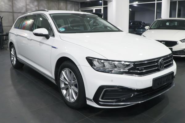 Volkswagen Passat B8 Variant GTE 1.4 TSI 115kW DSG / Facelift 2020 / Webasto / Virtual cockpit / ALU 17''