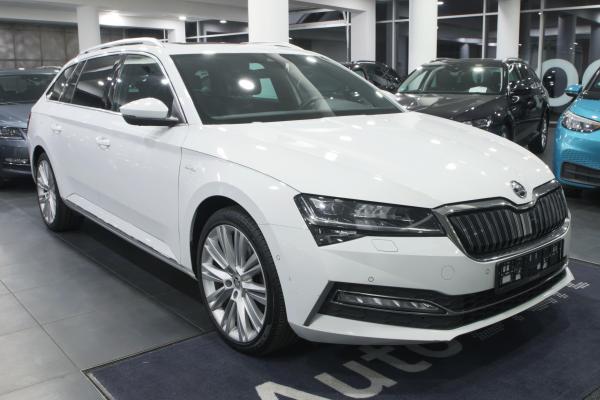 Škoda Superb 3 iV Combi Laurin & Klement 1.4 TSI 115kW DSG / Facelift 2020 / Webasto / Virtual cockpit / ALU 19''+ ALU 17''