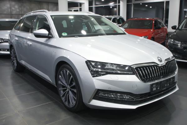 Škoda Superb 3 Combi 2.0 TDI 110kW DSG Laurin & Klement / Matrix Led / Facelift 2020 / Webasto / Virtual cockpit / ALU 19''+ ALU 17''