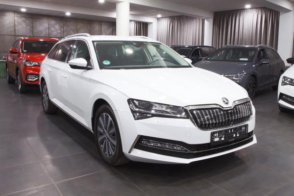 Škoda Superb 3 Combi iV 1.4 TSI  115kW DSG Style / Facelift 2020 / Matrix Led / ALU 17''