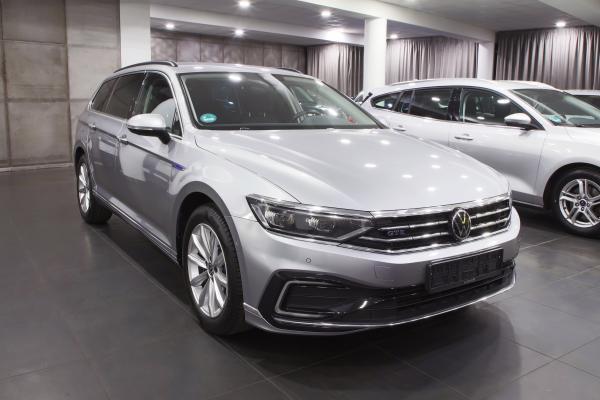 Volkswagen Passat B8 GTE Variant 1.4 eTSI 160kW DSG / Facelift 2020 / Matrix Led / Virtual Cockpit / ALU 17''