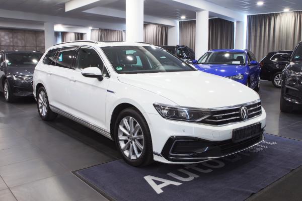 Volkswagen Passat B8 GTE Variant 1.4 eTSI 160kW DSG R-Line / Facelift 2020 / Webasto / Matrix Led / 2x sada ALU 17''