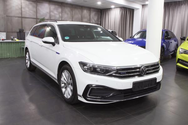 Volkswagen Passat B8 Variant GTE 1.4 eTSI 160kW DSG / Facelift 2020 / Matrix Led / Virtual Cockpit / ALU 17''