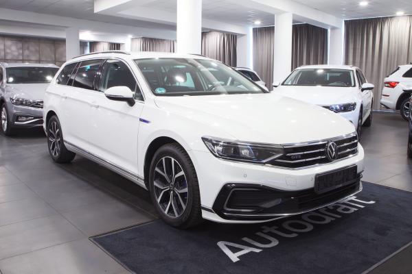 Volkswagen Passat B8 Variant GTE 1.4 TSI 160kW DSG / ALU 17''+ zimní sada