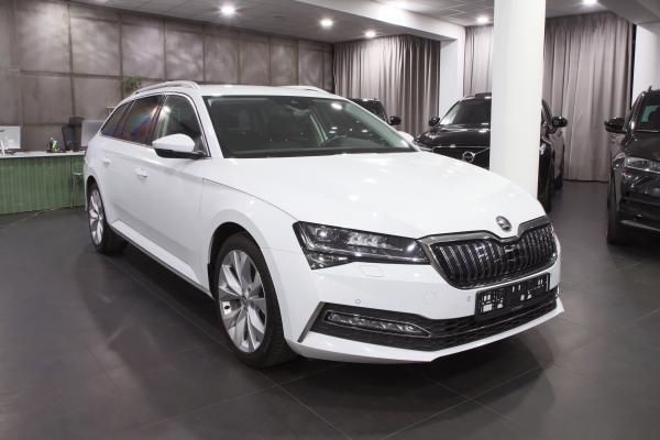 Škoda Superb 3 Combi Style iV 1.4 eTSI 150kW DSG / Facelift / Webasto / Virtual Cockpit / Matrix Led / ALU 18''+ ALU 17''