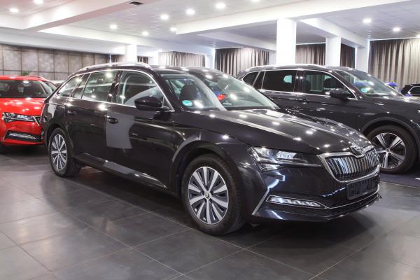 Škoda Superb 3 Combi Style iV Hybrid 1.4 TSI 160kW DSG / Facelift / Webasto / Virtual cockpit / ALU 17''