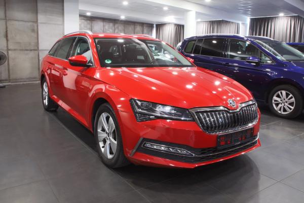 Škoda Superb 3 Combi Style iV 1.4 TSI 150kW DSG / Facelift / Matrix Led / Virtual Cockpit / 2x sada ALU 17''