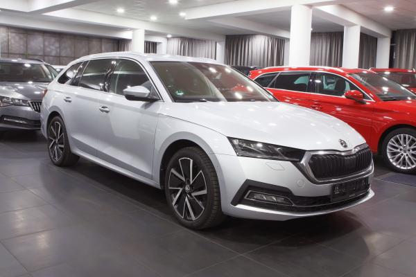 Škoda Octavia 4 Combi iV Style 1.4 TSI 150kW DSG / Webasto / Virtual cockpit / Matrix Led / ALU 18''