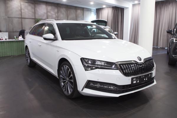 Škoda Superb 3 Combi iV 1.4 TSI 150kW DSG Laurin & Klement / Facelift / Matrix Led / Virtual cockpit / Webasto / ALU 19''