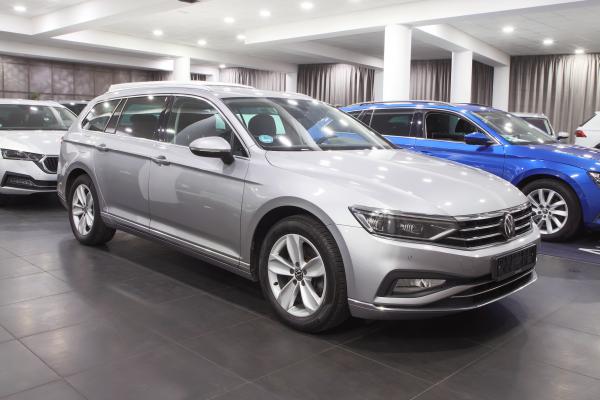 Volkswagen Passat B8 Variant Elegance 2.0 TDI 110kW DSG / Facelift / Matrix Led / ALU 17''+ ALU 16''