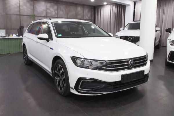 Volkswagen Passat GTE Variant 1.4 TSI 160kW DSG / Webasto / 2x sada ALU 17''