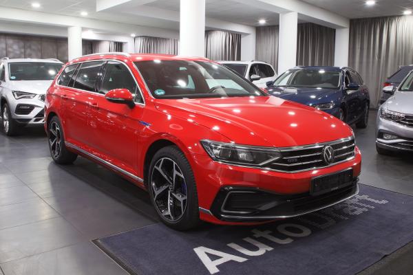 Volkswagen Passat GTE Variant 1.4 TSI 160kW DSG R-Line / Virtual Cockpit / Matrix Led / 2x sada ALU 18''