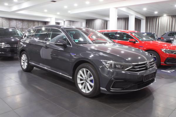 Volkswagen Passat GTE B8 Variant 1.4 TSI 160kW DSG / Virtual Cockpit / Matrix Led / 2x sada ALU 17''