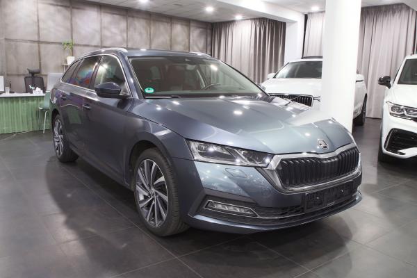 Škoda Octavia 4 iV Combi Style 1.4 TSI 150kW / Virtual cockpit / Matrix Led / ALU 18'' + ALU 17''