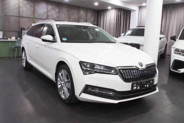Škoda Superb iV Combi 1.4 TSI 160kW DSG Style / Facelift 2020 / Matrix Led / Virtual Cockpit / ALU 18''