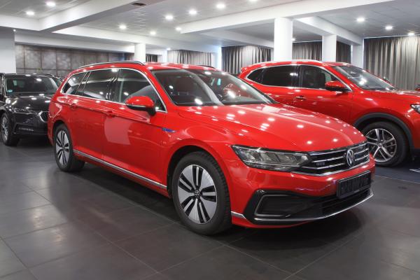 Volkswagen Passat GTE Variant 1.4 TSI Hybrid 160kW DSG / 2x sada ALU 17''