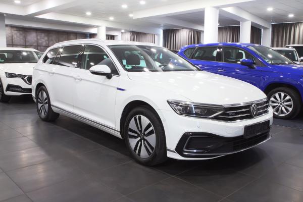 Volkswagen Passat B8 GTE Variant 1.4 TSI 160kW DSG / Matrix Led / 2x sada ALU 17''