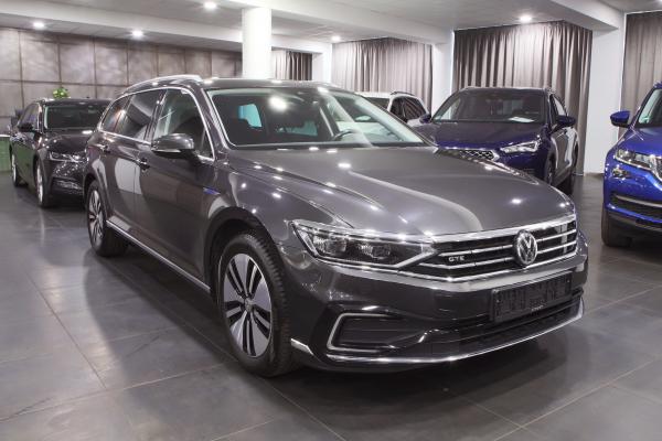 Volkswagen Passat B8 GTE Variant 1.4 TSI 160kW DSG / Virtual Cockpit / Matrix Led / ALU 17''+ zimní sada
