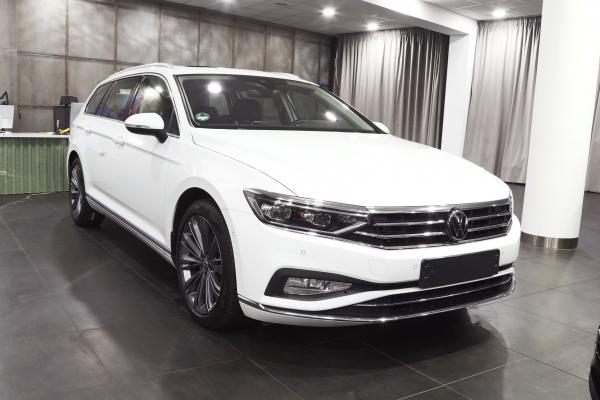 Volkswagen Passat B8 Variant 2.0 TDI 140kW DSG Elegance / Matrix Led / Facelift / Virtual cockpit / ALU 18''+ ALU 17''