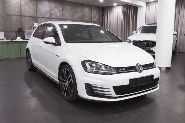Volkswagen Golf 7 GTD 2.0 TDI 135kW DSG / Webasto / ALU 18''+ ALU 16''