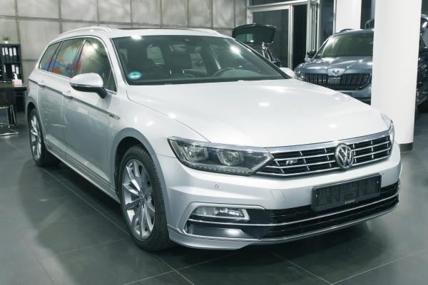 Volkswagen Passat B8 Variant Highline 4Motion 2.0 TDI 140kW DSG 4x4 R-Line / ALU 18"