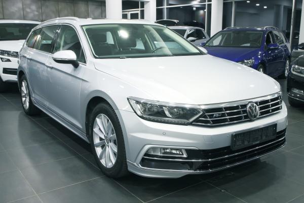 Volkswagen Passat B8 Variant Highline 2.0 TDI 110kW DSG R-Line / Active info Display / Webasto / ALU 17"