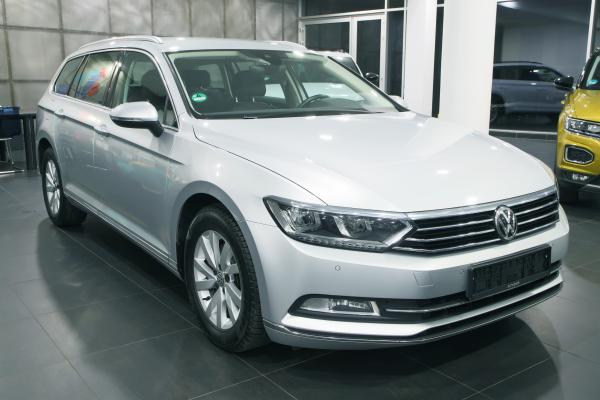 Volkswagen Passat B8 Variant Highline 2.0 TDI 110kW DSG / ALU 16''