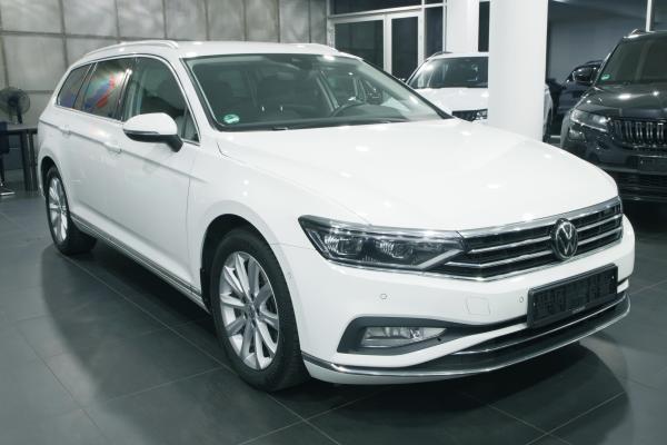Volkswagen Passat B8 Variant Elegance 2.0 TDI 110kW DSG / Facelift 2020 / Virtual Cockpit / Matrix Led / 2x sada ALU 17''