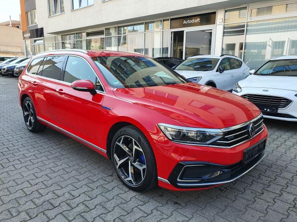 Volkswagen Passat GTE Variant 1.4 TSI 160kW DSG R-Line / Virtual Cockpit / Matrix Led / 2x sada ALU 18''