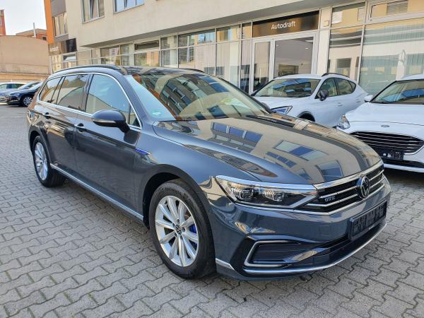 Volkswagen Passat GTE B8 Variant 1.4 TSI 160kW DSG / Virtual Cockpit / Matrix Led / 2x sada ALU 17''